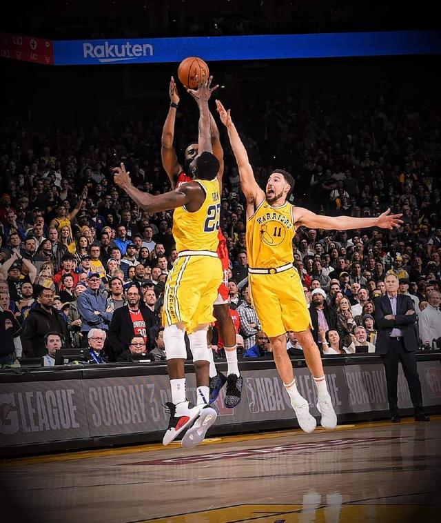 赵奕欢开着越野卡丁车飒爽登场