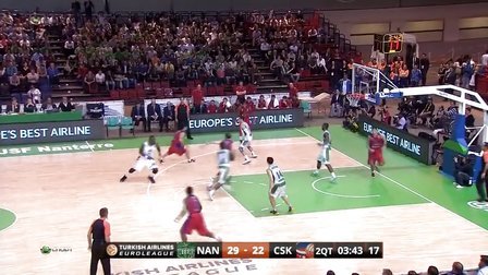 后卫破门后激情亲吻队徽，引球迷共鸣