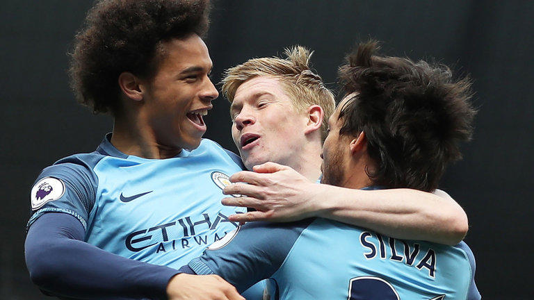 FM26逆天Bug，外场球员“闪现”至门前挡出对方主罚的点球