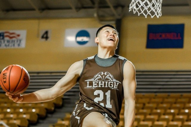 选手与果盘妹亲密接触被拍！网友称其对不起谈了8年的女友！其回应被女友绿了2次！