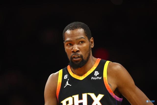 足球欧洲杯训练场出现意外，球员脚踝受伤