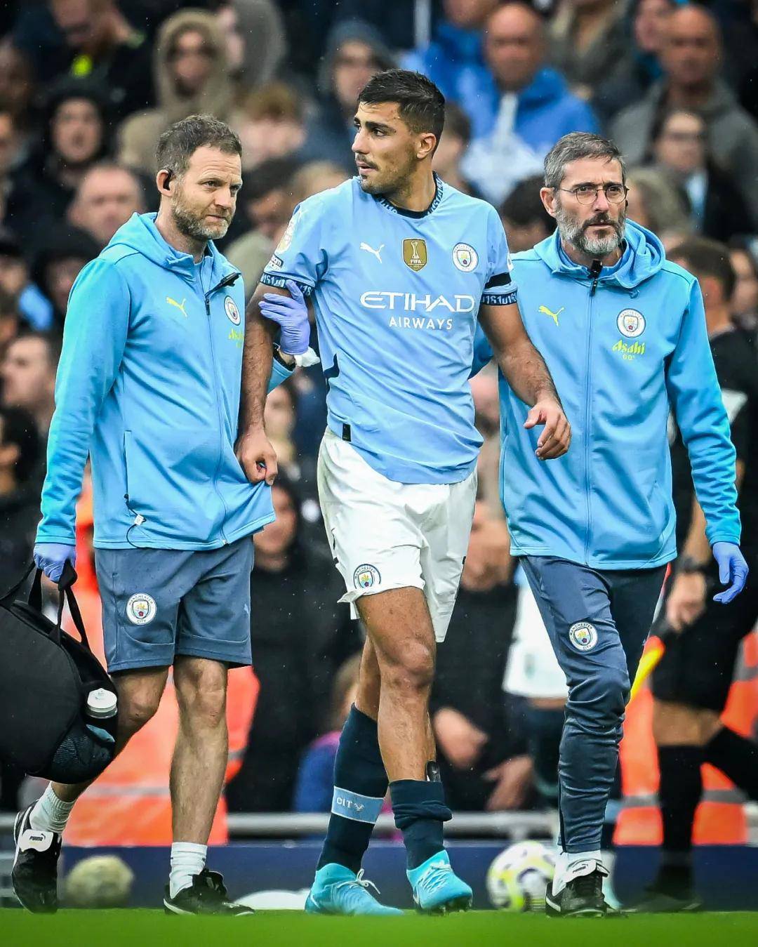 布莱顿发布三笘薰手持二战时日本侵略者照片的图片，如今已删除道歉但限制评论