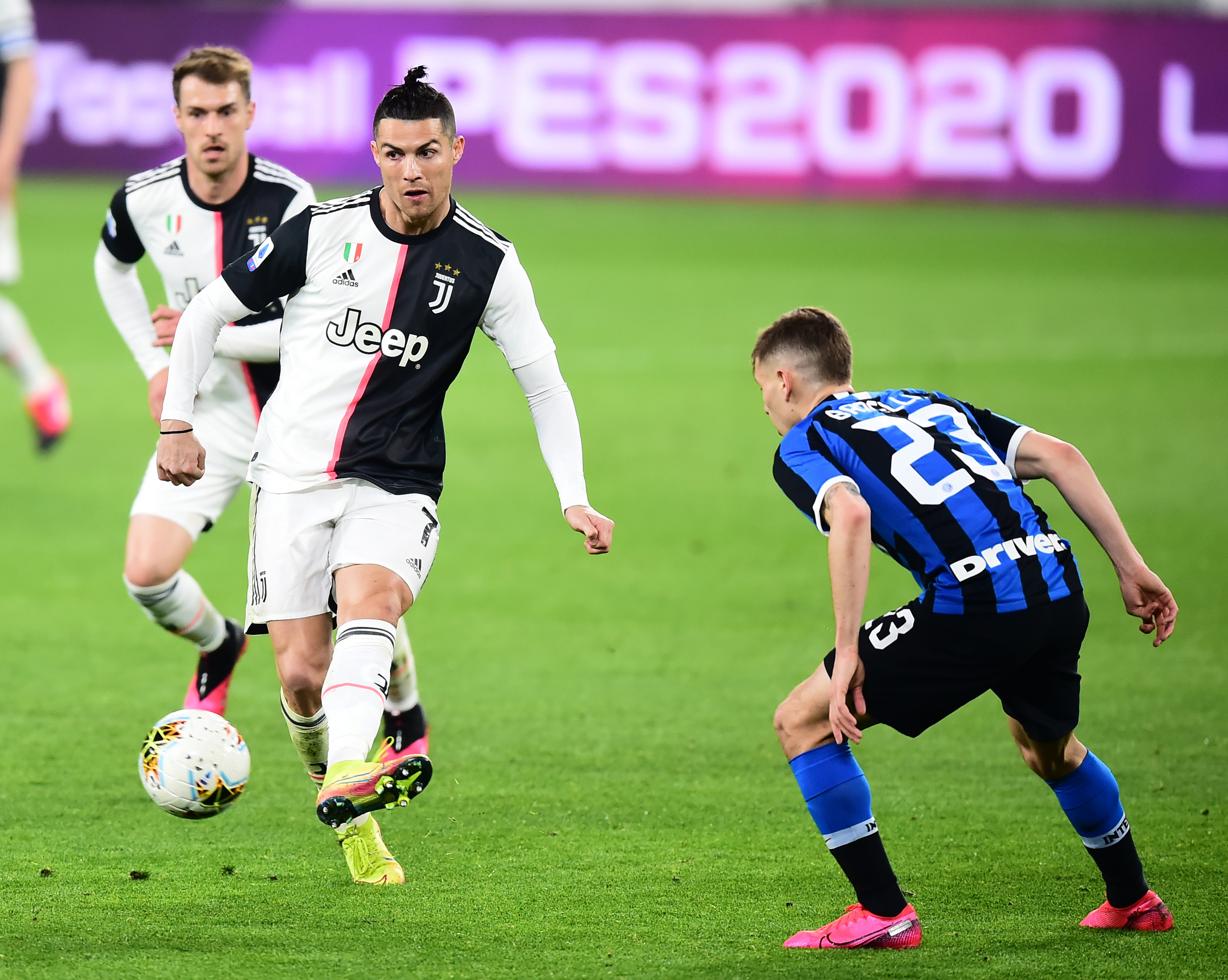 霸凌 樊振东德国杯夺冠被弗朗西斯卡撒彩带 一边摘彩带一边哭笑不得