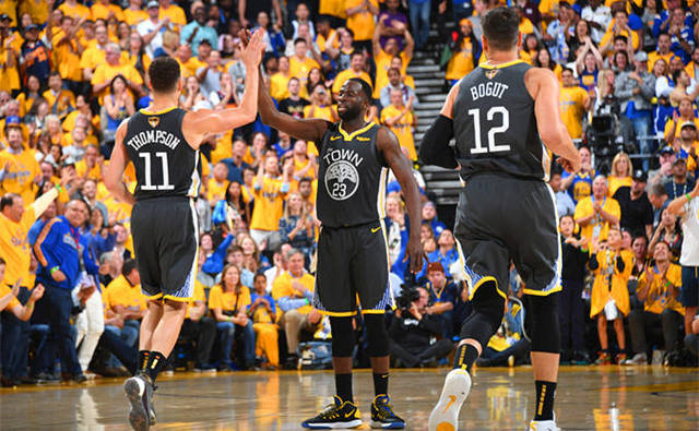 佛罗伦萨连续8场不胜，赛后哲科拿着扩音器与球迷沟通