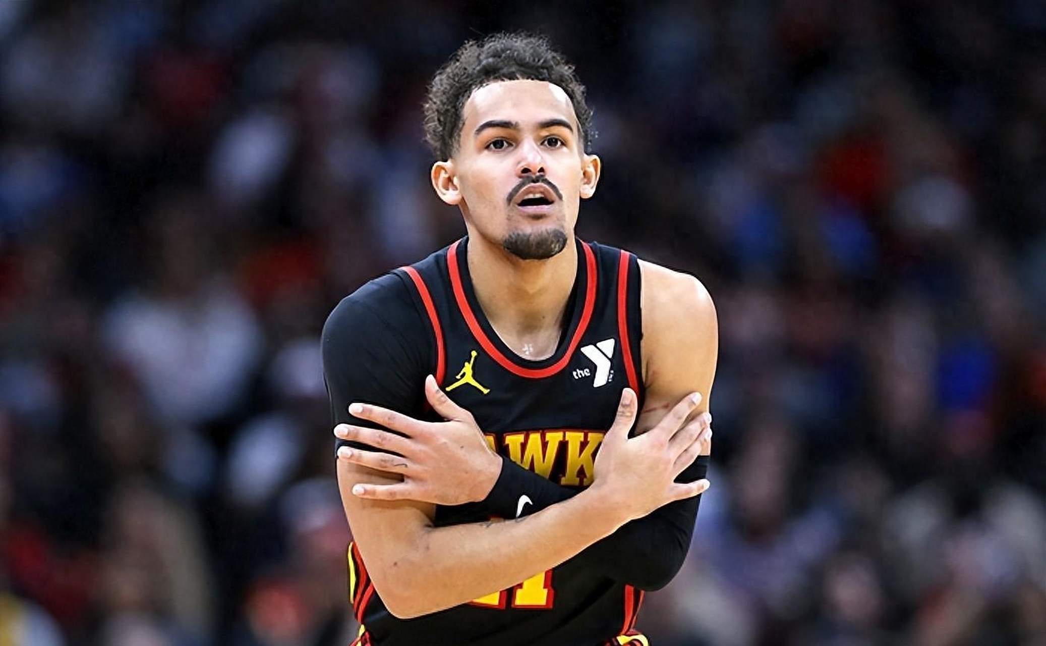 利物浦官网仅放萨拉赫抢圈训练图，未展示其与队友拥抱镜头