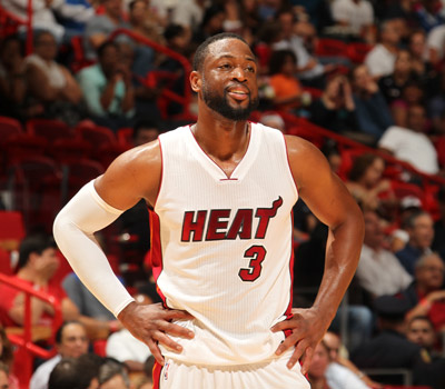 球员倒地后仍把球传出去，太拼