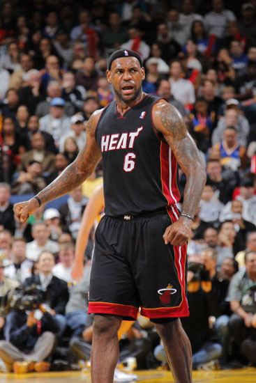 全英羽球超级1000赛｜ 梁峻豪挑战卫冕冠军约纳丹 李梓嘉首圈斗伍家朗