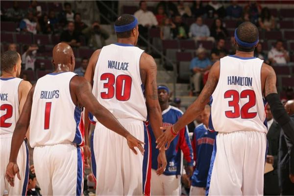 到哪也没俱乐部挣得多！就算让杜峰当广东蓝协主席！或国家队教练能给他开300一500万人民币！可能吗？杜峰当国家队主教练兼广东主教练的。国家队教练的钱够买烟抽吧！都是小零头。＂